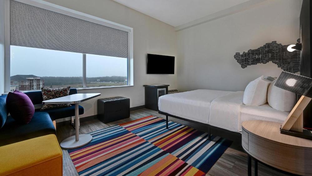 Aloft King Room interior